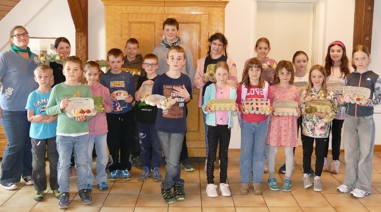 Gruppenbild AlbKids Aktion Ostereier färben